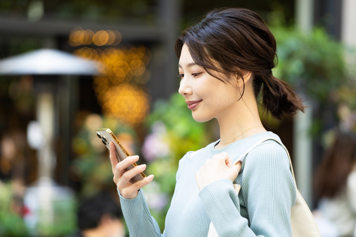 スマートフォンで地図アプリを操作する様子