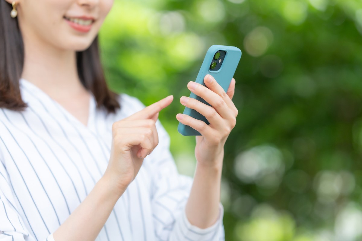 スマホで無料の地図アプリを使う様子