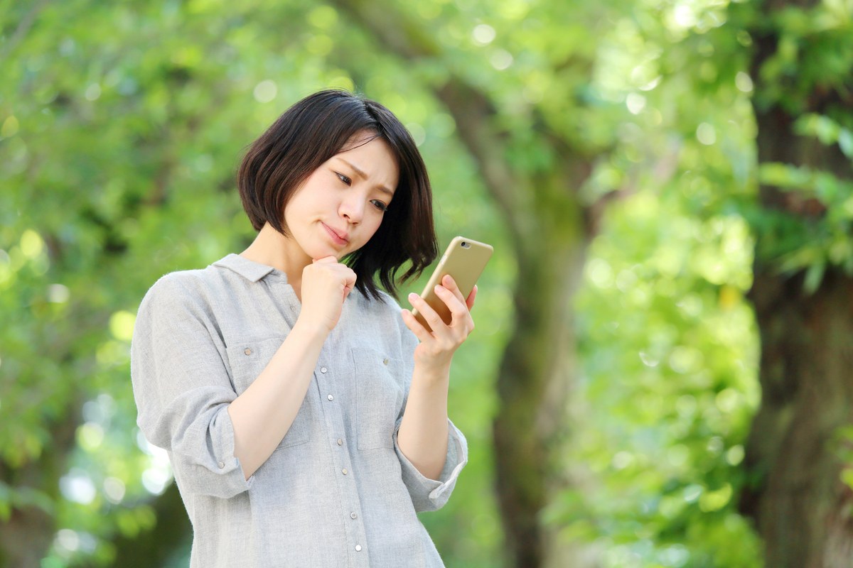 スマホで地図アプリを操作する様子