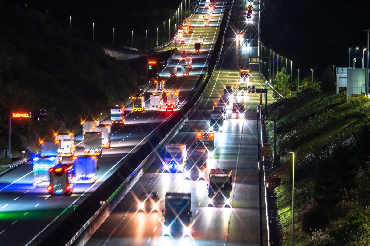 レンタカーを乗り捨てて旅行するイメージ