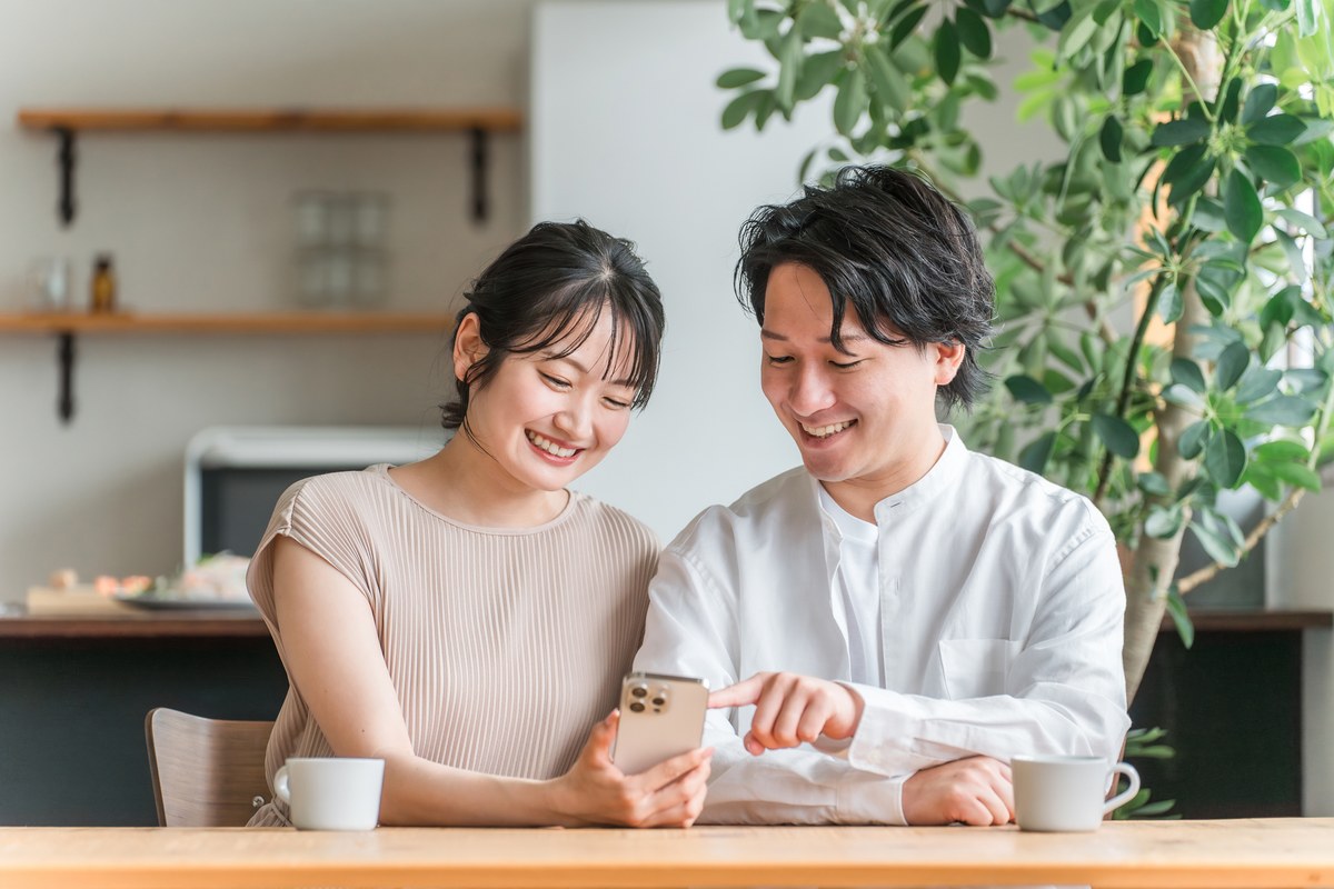自宅でインターネットを使うイメージ