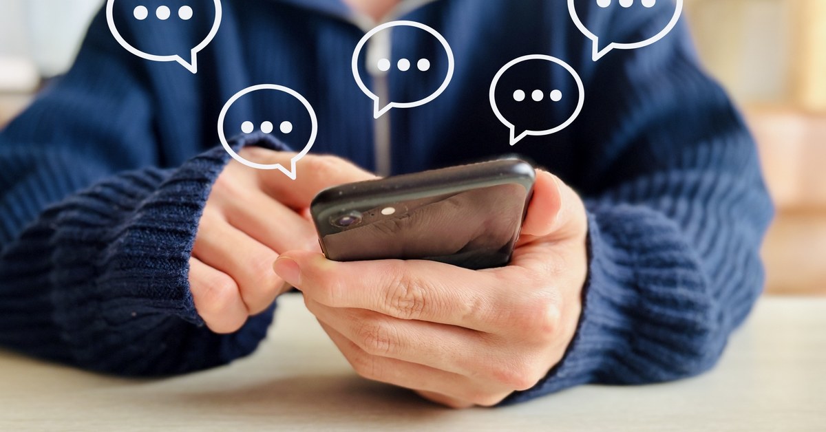スマートフォンでメッセージをやり取りする手元とふきだし