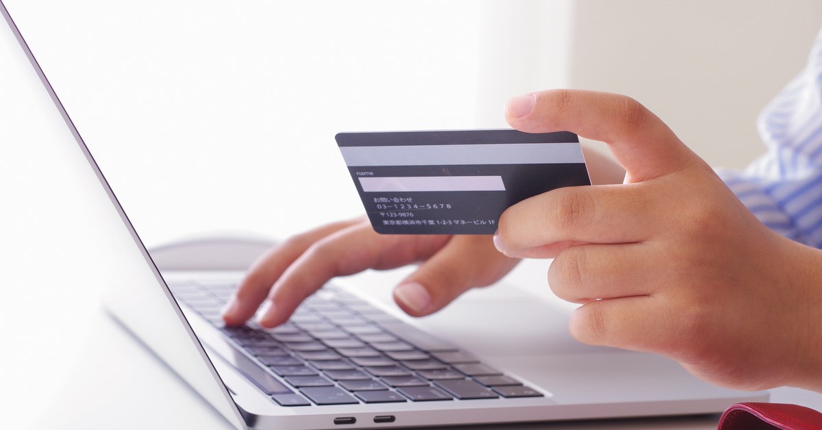 パソコンでクレジットカードの情報を入力する手元